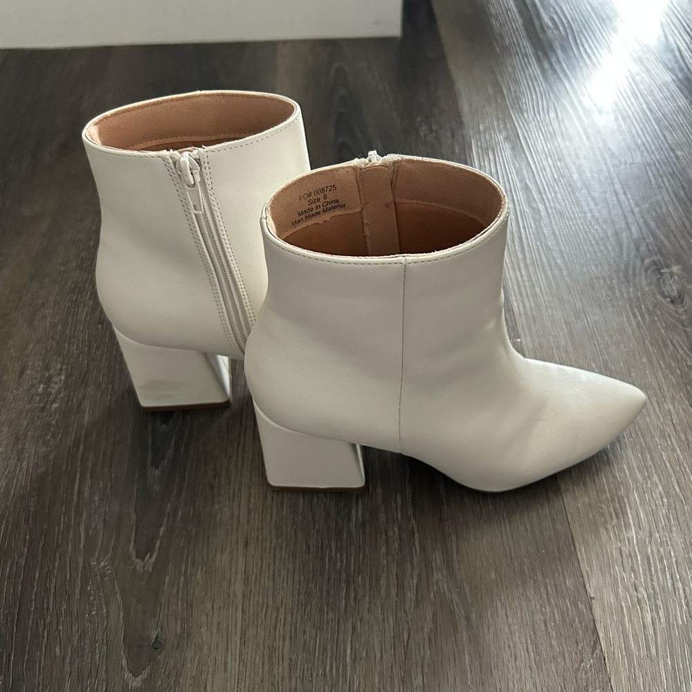 LIKE NEW Journee Sorren White Women's Booties
